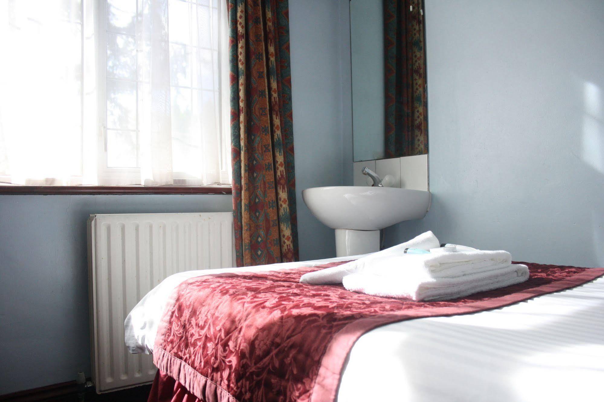 Kings Paget Hotel West Drayton  ภายนอก รูปภาพ