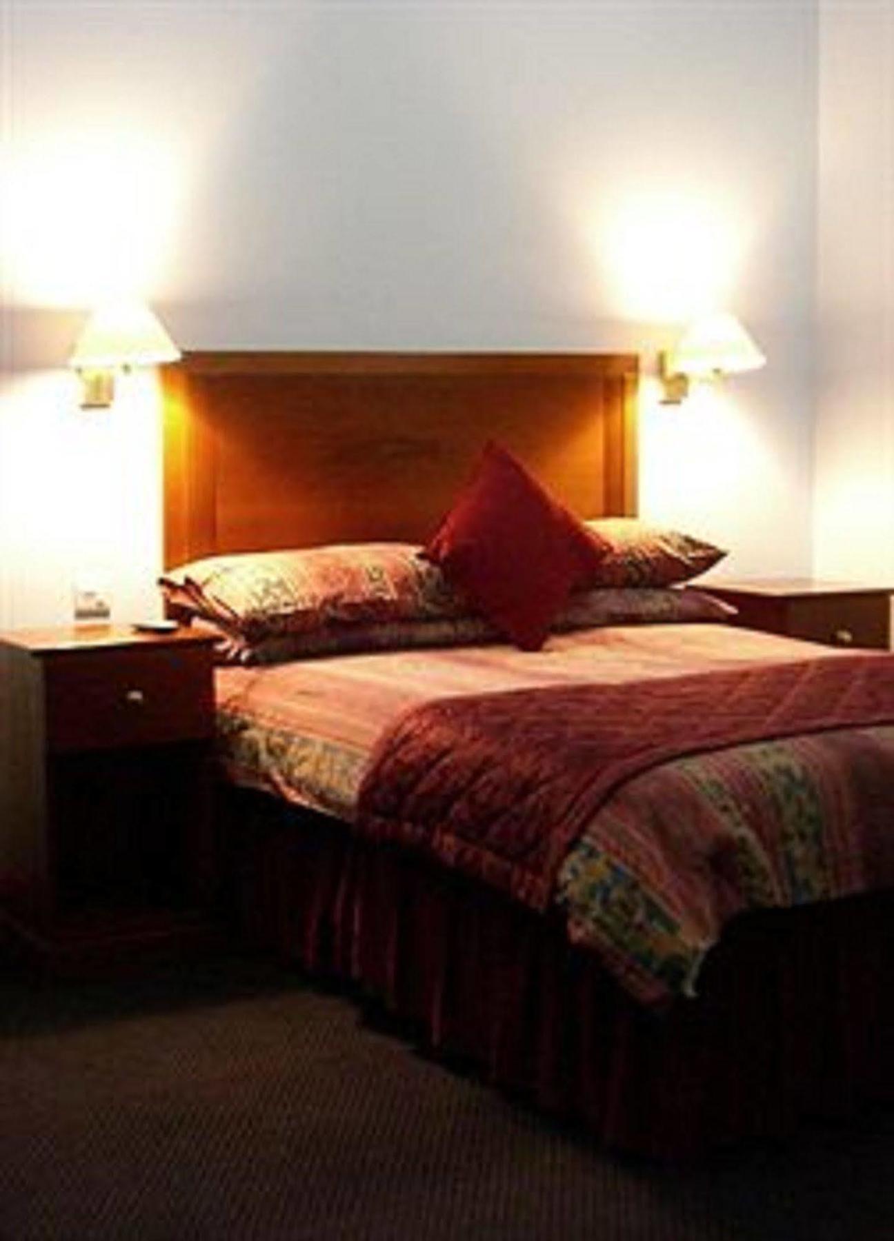 Kings Paget Hotel West Drayton  ภายนอก รูปภาพ